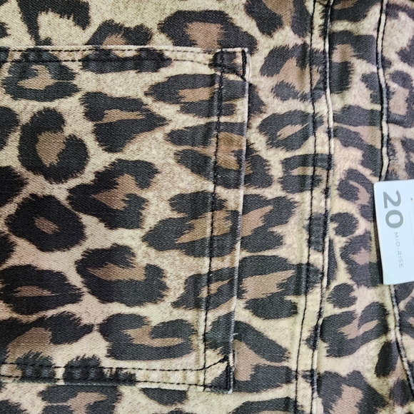 ❤️SOLD!❤️ Leopard jeans, with tags - Picture 4 of 5